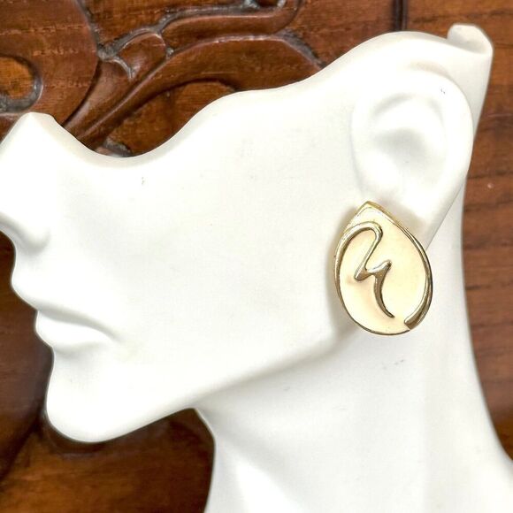 Cream gold tone post earrings - Picture 2 of 9